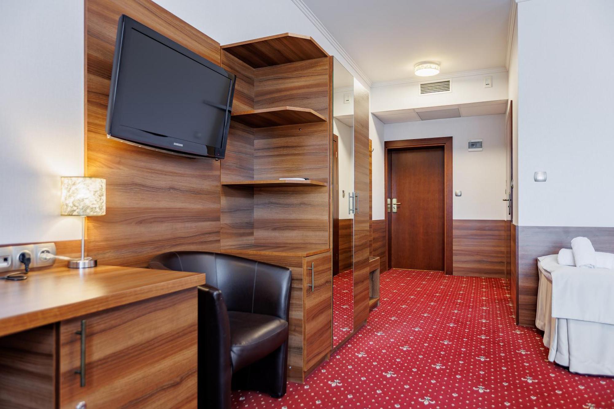 Hotel Cristal Park Dabrowa Tarnowska Exterior photo