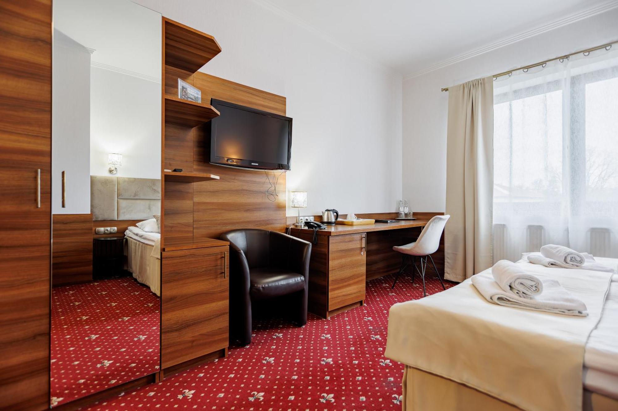 Hotel Cristal Park Dabrowa Tarnowska Exterior photo