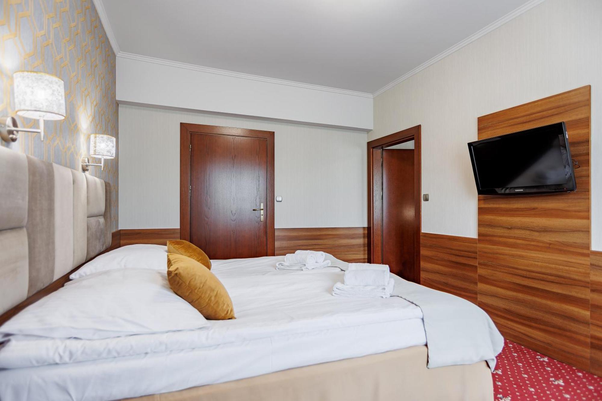 Hotel Cristal Park Dabrowa Tarnowska Exterior photo