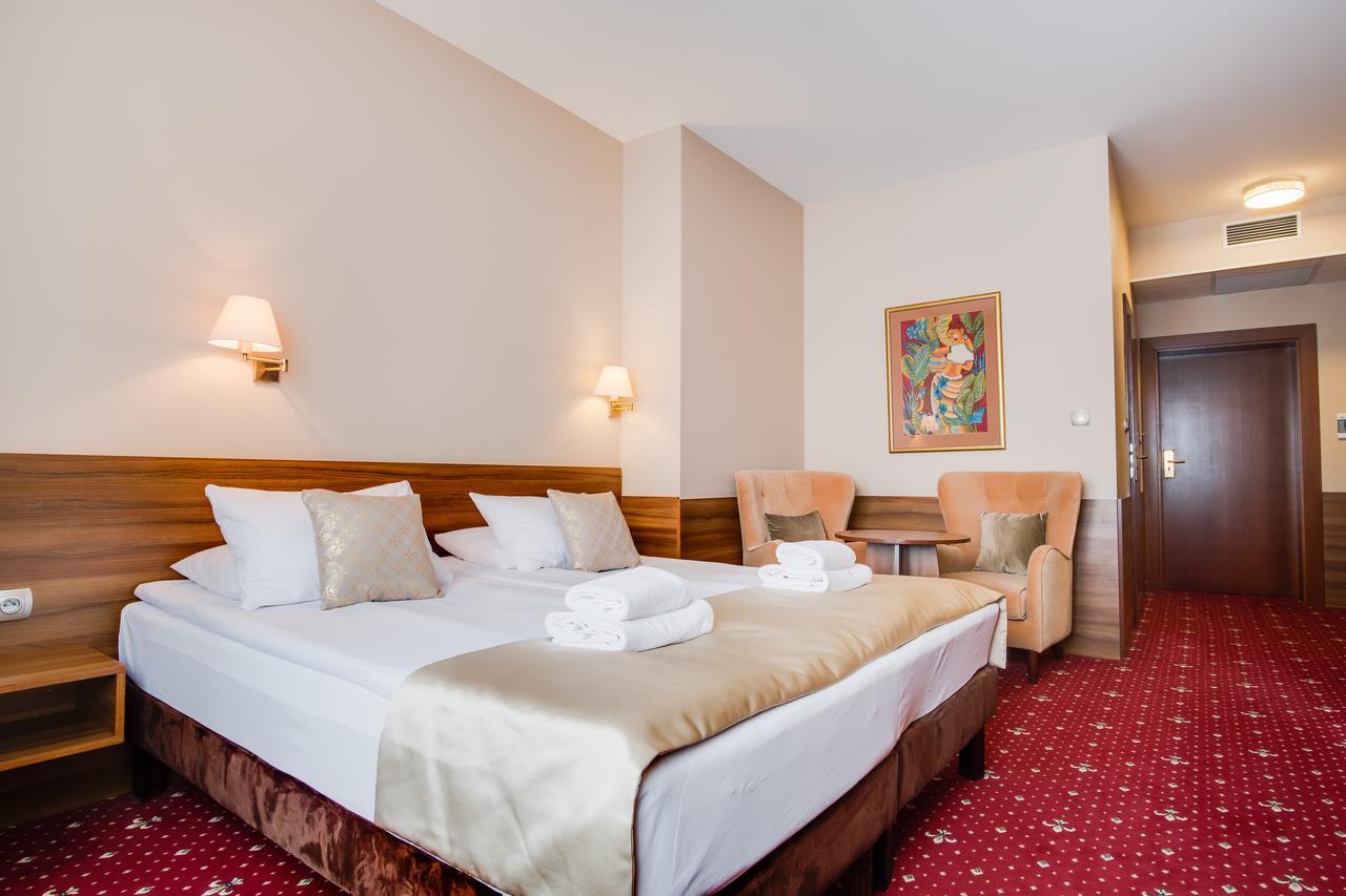 Hotel Cristal Park Dabrowa Tarnowska Exterior photo